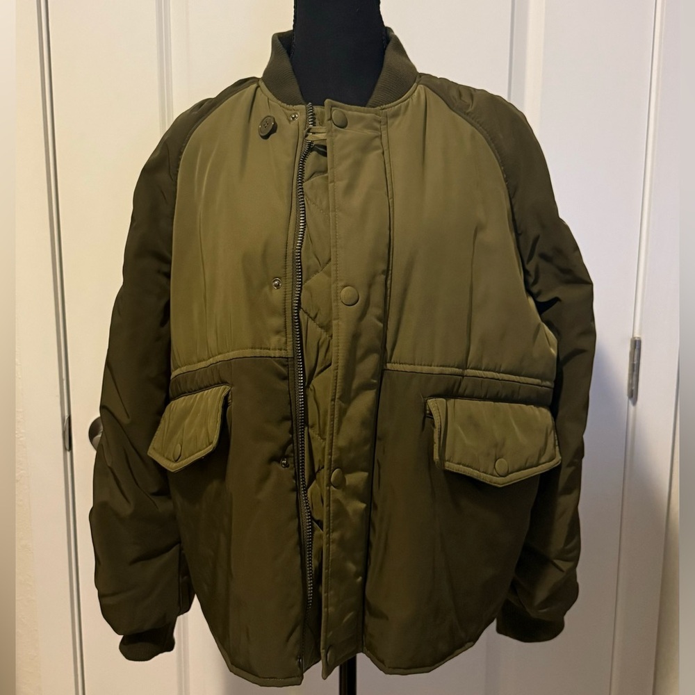 Round neck bomber with cuffed sleeves.